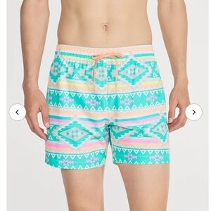 Chubbies Men’s En Fuegos Turquoise Geometric Swim Trunks Size Medium 5.5” Inseam